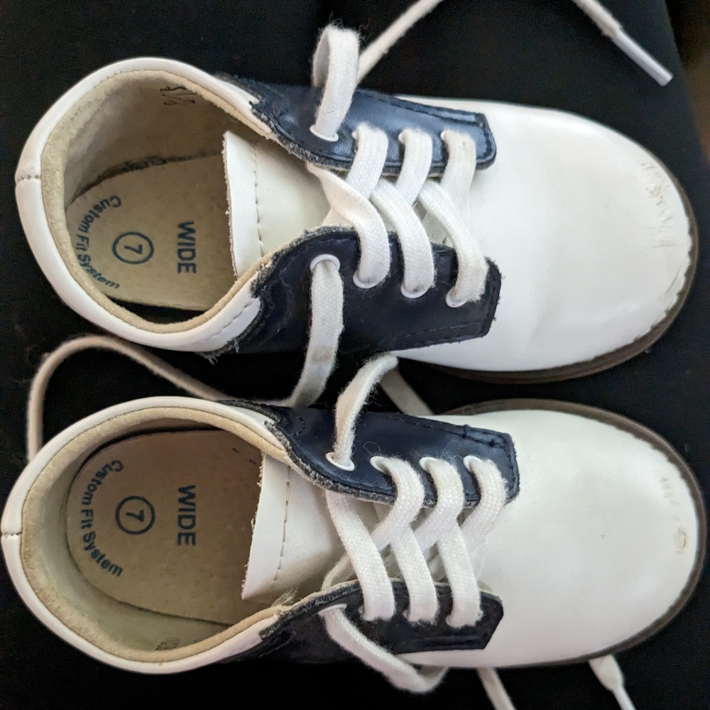 Footmates navy saddle shoes with wide insert size 7